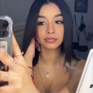 Meet your Posher, Estefania